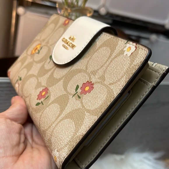 NWT Coach Floral signature Wallet - Picture 2 of 11